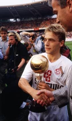 Archivbilder der Woche SPORT KW36 09.09.89 1. FC Köln - SV Werder Bremen Deutschland, Köln, 09.09.1989, Fussball, Bundesliga, 1. FC Köln - SV Werder Bremen (4:2): Thomas Häßler (1. FC Köln) Ehrung Auszeichnung Pokal Trophäe Deutschlands Fussballer des Jahres 1989. *** 09 09 89 1 FC Köln SV Werder Bremen Germany, Cologne, 09 09 1989, Football, Bundesliga, 1 FC Köln SV Werder Bremen 4 2 Thomas Häßler 1 FC Köln Honor Award Trophy Germanys Footballer of the Year 1989