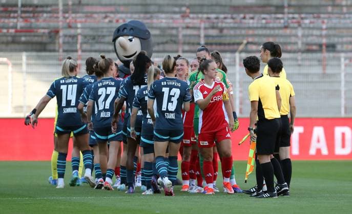Teams greeting each other before the start of the match Sport Football Soccer Women DFB Pokal 2 Round Season 2024 2025 08 09 2024 1 FC Union Berlin vs RB Leipzig RBL DFL regulations prohibit any use of photographs as image sequences and or quasi video