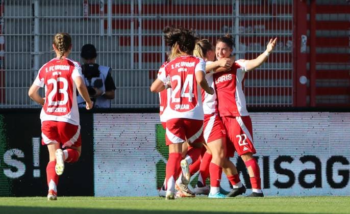 Eleni Markou 22 cheers after 1 0 with teammates joy emotion jubilation sport soccer soccer women DFB Pokal 2 round season 2024 2025 08 09 2024 1 FC Union Berlin vs RB Leipzig RBL DFL regulations prohibit any use of photographs as image sequences and or quasi video