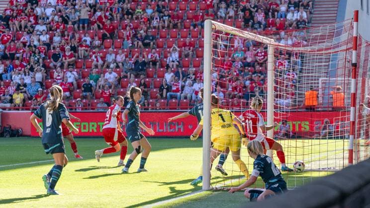 Soccer, Women, Season 2024 2025, DFB Pokal 2 Runde , 1 FC Union Berlin RB Leipzig, Dina Orschmann r , 1 Frauen 1 FC Union scores the goal to 1 0 against goalkeeper Elvira Herzog RB Leipzig , 08 09 2024, Copyright: xMatthiasxKochx