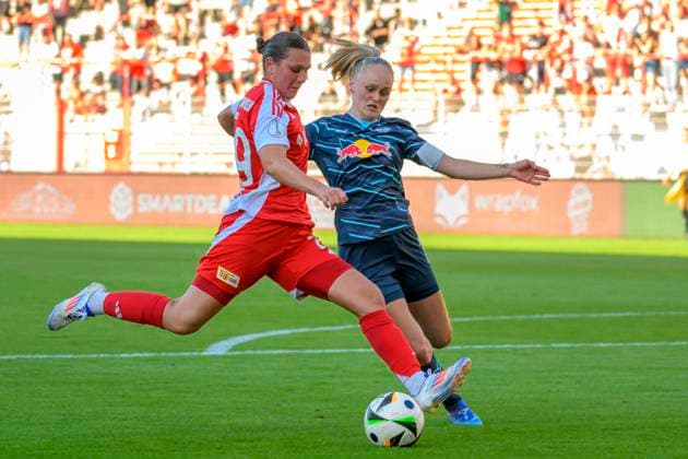 GER, Berlin, Football, 1 FC Union Berlin vs Rasenballsport Leipzig DFB Pokal, 2 Matchday, Women, Bundesliga, DFB, Season 2024 2025, Alte Foersterei, v l Antonia Johanna Halverkamps Union Berlin 29 , Victoria Krug RB Leipzig 20 , duel, action, fight, fights for the ball, DFB DFL REGULATIONS PROHIBIT ANY USE OF PHOTOGRAPHS AS IMAGE SEQUENCES AND OR QUASI VIDEO, 08 09 2024, Copyright: HMBxMedia UwexKoch