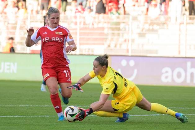 GER, Berlin, Football, 1 FC Union Berlin vs Rasenballsport Leipzig DFB Pokal, 2 Matchday, Women, Bundesliga, DFB, Season 2024 2025, Alte Foersterei, v l Dina Orschmann Union Berlin 11 , Elvira Herzog RB Leipzig 01 , duel, action, fight, fights for the ball, DFB DFL REGULATIONS PROHIBIT ANY USE OF PHOTOGRAPHS AS IMAGE SEQUENCES AND OR QUASI VIDEO, 08 09 2024, Copyright: HMBxMedia UwexKoch