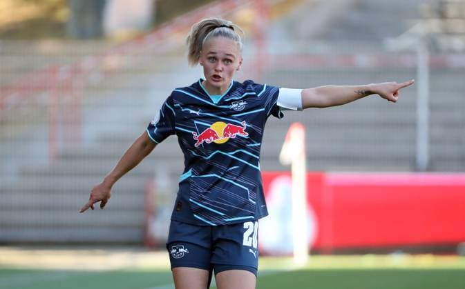 Victoria Krug pointing, gesticulating action upper body sport soccer soccer women DFB Pokal 2 round season 2024 2025 08 09 2024 1 FC Union Berlin vs RB Leipzig RBL DFL regulations prohibit any use of photographs as image sequences and or quasi video