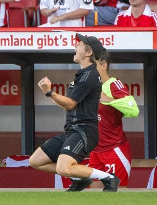 Soccer, Women, Season 2024 2025, DFB Cup 2 Round , 1 FC Union Berlin RB Leipzig, Coach Ailien Poese 1 Women 1 FC Union , Cheering after the final whistle, 08 09 2024, Copyright: xMatthiasxKochx