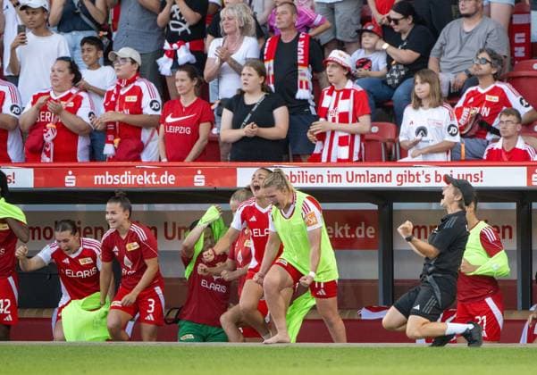 Soccer, Women, Season 2024 2025, DFB Cup 2 Round , 1 FC Union Berlin RB Leipzig, Dina Orschmann M , 1 Women 1 FC Union , Coach Ailien Poese r , 1 Women 1 FC Union , Cheering after the final whistle, 08 09 2024, Copyright: xMatthiasxKochx