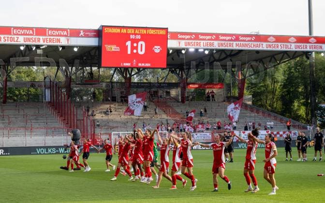 Soccer, Women, Season 2024 2025, DFB Pokal 2 Round , 1 FC Union Berlin RB Leipzig, Union cheering after the final whistle, scoreboard with 1 0 final score, 08 09 2024, Copyright: xMatthiasxKochx