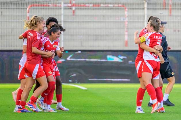 GER, Berlin, Football, 1 FC Union Berlin vs Rasenballsport Leipzig DFB Pokal, Matchday 2, Women, Bundesliga, DFB, Season 2024 2025, Alte Foersterei, The players of 1 FC Union win with 1 0, Joy, Cheers, Victory, thank your fans, DFB DFL REGULATIONS PROHIBIT ANY USE OF PHOTOGRAPHS AS IMAGE SEQUENCES AND OR QUASI VIDEO, 08 09 2024, Copyright: HMBxMedia UwexKoch