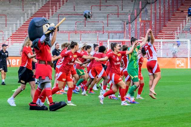 GER, Berlin, Football, 1 FC Union Berlin vs Rasenballsport Leipzig DFB Pokal, Matchday 2, Women, Bundesliga, DFB, Season 2024 2025, Alte Foersterei, The players of 1 FC Union win with 1 0, Joy, Cheers, Victory, thank your fans, DFB DFL REGULATIONS PROHIBIT ANY USE OF PHOTOGRAPHS AS IMAGE SEQUENCES AND OR QUASI VIDEO, 08 09 2024, Copyright: HMBxMedia UwexKoch