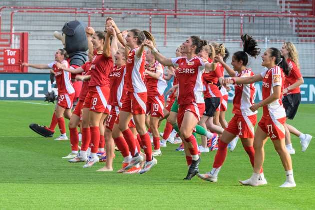 GER, Berlin, Football, 1 FC Union Berlin vs Rasenballsport Leipzig DFB Pokal, Matchday 2, Women, Bundesliga, DFB, Season 2024 2025, Alte Foersterei, The players of 1 FC Union win with 1 0, Joy, Cheers, Victory, thank your fans, DFB DFL REGULATIONS PROHIBIT ANY USE OF PHOTOGRAPHS AS IMAGE SEQUENCES AND OR QUASI VIDEO, 08 09 2024, Copyright: HMBxMedia UwexKoch