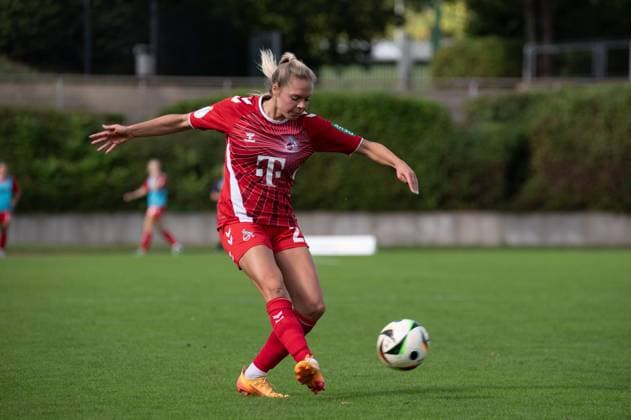 Janina Hechler (28 Koeln) crosses the ball during the DFB-Pokal game between Borussia Moenchengladbach and 1. FC Koeln at the Grenzlandstadion in Moenchengladbach, Germany (Martin Pitsch SPP) Copyright: xMartinxPitsch SPPx spp-en-MaPi-20240908_NIKON Z 6_20240908_BMGvKOE_DSC5667