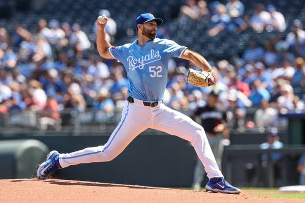 September 8, 2024: Kansas City Royals starting pitcher Michael Wacha (52) throws against the Minnesota Twins during the first inning at Kauffman Stadium in Kansas City, MO. CSM Kansas City United States of America - ZUMAc04_ 20240908_zma_c04_103 Copyright: xDavidxSmithx