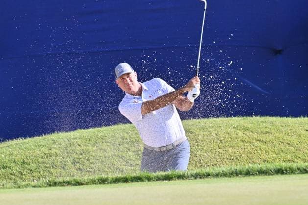 JENNINGS, MO - SEPTEMBER 08: Golfer Stewart Cink hits out of a trap on the 18 hole during the final round of the Ascension Charity Classic on September 08, 2024, at Norwood Hills Country Club in Jennings, MO. (Photo by Keith Gillett Icon Sportswire) GOLF: SEP 08 PGA, Golf Herren TOUR Champions Ascension Charity Classic EDITORIAL USE ONLY Icon240908521