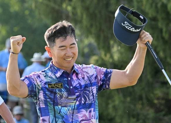 JENNINGS, MO - SEPTEMBER 08: Golfer Y.E. Yang celebrates after winning the Ascension Charity Classic on September 08, 2024, at Norwood Hills Country Club in Jennings, MO. (Photo by Keith Gillett Icon Sportswire) GOLF: SEP 08 PGA, Golf Herren TOUR Champions Ascension Charity Classic EDITORIAL USE ONLY Icon240908550