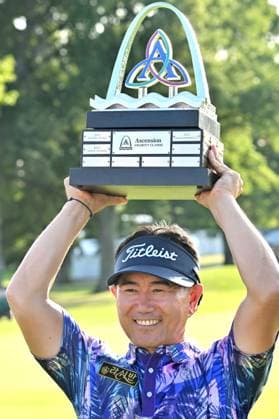 JENNINGS, MO - SEPTEMBER 08: Golfer Y.E. Yang hoists the championship trophy after winning the Ascension Charity Classic on September 08, 2024, at Norwood Hills Country Club in Jennings, MO. (Photo by Keith Gillett Icon Sportswire) GOLF: SEP 08 PGA, Golf Herren TOUR Champions Ascension Charity Classic EDITORIAL USE ONLY Icon240908552