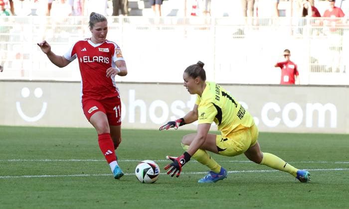 Dina Orschmann, goalkeeper Elvira Herzog duel match scene action sport soccer soccer women DFB Pokal 2 round season 2024 2025 08 09 2024 1 FC Union Berlin vs RB Leipzig RBL DFL regulations prohibit any use of photographs as image sequences and or quasi video