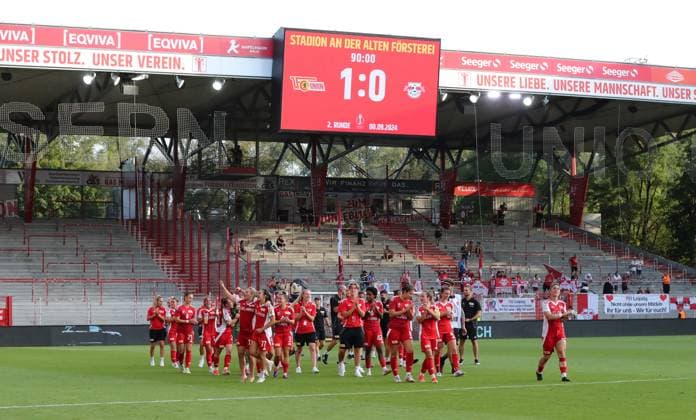 Union women cheer after the end of the match, celebrate 1 0 victory, scoreboard with final result 1 0 joy emotion jubilation Sport Football Soccer Soccer Women DFB Cup 2nd round Season 2024 2025 08 09 2024 1 FC Union Berlin vs RB Leipzig RBL DFL regulations prohibit any use of photographs as image sequences and or quasi video