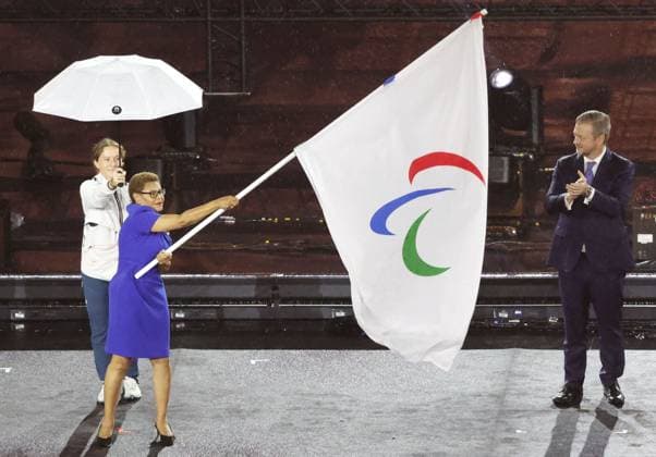 Sport Themen der Woche KW36 Sport Bilder des Tages Paris Paralympics: Closing Ceremony Los Angeles Mayor Karen Bass waves the Paralympic flag during the closing ceremony of the Paris Paralympics on Sept. 8, 2024, at Stade de France in Saint-Denis, near Paris.  A14AA0003413574P