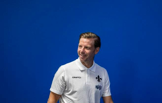 09 09 2024, xfux, Fussball 2 Bundesliga, SV Darmstadt 98 Press Conference Presentation of Coach Florian Kohfeldt, emspor, v l Coach Florian Kohfeldt SV Darmstadt 98 DFL DFB REGULATIONS PROHIBIT ANY USE OF PHOTOGRAPHS as IMAGE SEQUENCES and or QUASI VIDEO Licensing of the photographic work to and or by SV Darmstadt 1898 e V and subsidiaries is not permitted No release of or sale to SV Darmstadt 1898 e V Darmstadt