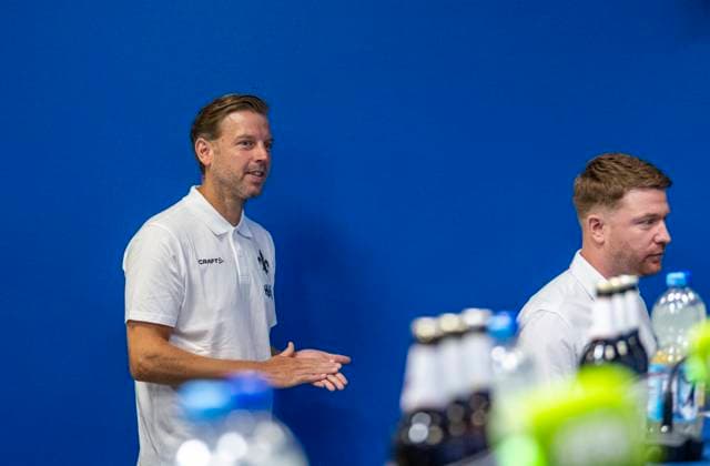 09 09 2024, xfux, Fussball 2 Bundesliga, SV Darmstadt 98 Press Conference Presentation of Coach Florian Kohfeldt, emspor, f l Coach Florian Kohfeldt SV Darmstadt 98 , Sporting Director Paul Fernie SV Darmstadt 98 DFL DFB REGULATIONS PROHIBIT ANY USE OF PHOTOGRAPHS as IMAGE SEQUENCES and or QUASI VIDEO Licensing of the photographic work to and or by SV Darmstadt 1898 e V and subsidiaries is not permitted No release of or sale to SV Darmstadt 1898 e V Darmstadt