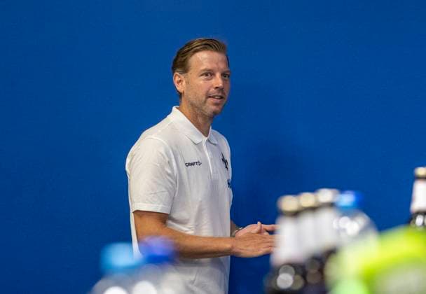 09 09 2024, xfux, Fussball 2 Bundesliga, SV Darmstadt 98 Press Conference Presentation of Coach Florian Kohfeldt, emspor, v l Coach Florian Kohfeldt SV Darmstadt 98 DFL DFB REGULATIONS PROHIBIT ANY USE OF PHOTOGRAPHS as IMAGE SEQUENCES and or QUASI VIDEO Licensing of the photographic work to and or by SV Darmstadt 1898 e V and subsidiaries is not permitted No release of or sale to SV Darmstadt 1898 e V Darmstadt
