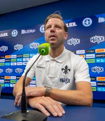 09 09 2024, xfux, Fussball 2 Bundesliga, SV Darmstadt 98 Press Conference Presentation of Coach Florian Kohfeldt, emspor, v l Coach Florian Kohfeldt SV Darmstadt 98 DFL DFB REGULATIONS PROHIBIT ANY USE OF PHOTOGRAPHS as IMAGE SEQUENCES and or QUASI VIDEO Licensing of the photographic work to and or by SV Darmstadt 1898 e V and subsidiaries is not permitted No release of or sale to SV Darmstadt 1898 e V Darmstadt