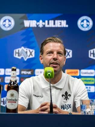 09 09 2024, xfux, Fussball 2 Bundesliga, SV Darmstadt 98 Press Conference Presentation of Coach Florian Kohfeldt, emspor, v l Coach Florian Kohfeldt SV Darmstadt 98 DFL DFB REGULATIONS PROHIBIT ANY USE OF PHOTOGRAPHS as IMAGE SEQUENCES and or QUASI VIDEO Licensing of the photographic work to and or by SV Darmstadt 1898 e V and subsidiaries is not permitted No release of or sale to SV Darmstadt 1898 e V Darmstadt