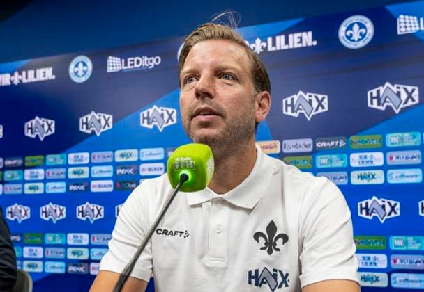 09 09 2024, xfux, Fussball 2 Bundesliga, SV Darmstadt 98 Press Conference Presentation of Coach Florian Kohfeldt, emspor, v l Coach Florian Kohfeldt SV Darmstadt 98 DFL DFB REGULATIONS PROHIBIT ANY USE OF PHOTOGRAPHS as IMAGE SEQUENCES and or QUASI VIDEO Licensing of the photographic work to and or by SV Darmstadt 1898 e V and subsidiaries is not permitted No release of or sale to SV Darmstadt 1898 e V Darmstadt