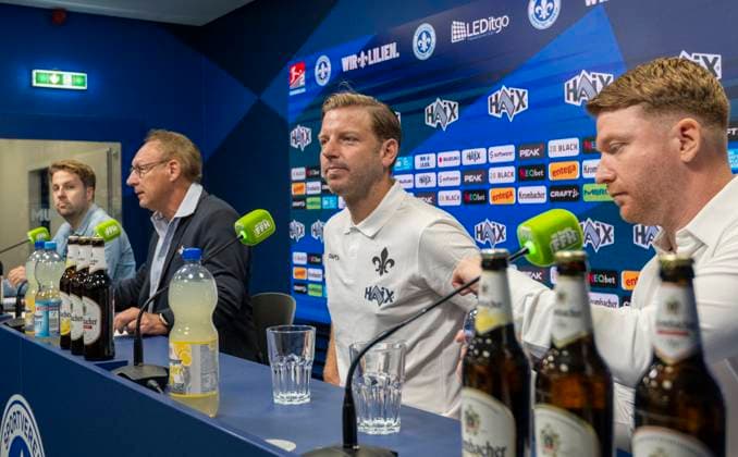 09 09 2024, xfux, Soccer 2 Bundesliga, SV Darmstadt 98 Press Conference Presentation of Coach Florian Kohfeldt, emspor, f l Press Spokesman Jan Bergholz SV Darmstadt 98 , President President Klaus Ruediger Rüdiger Fritsch SV Darmstadt 98 , Coach Florian Kohfeldt SV Darmstadt 98 , Sporting Director Paul Fernie SV Darmstadt 98 DFL DFB REGULATIONS PROHIBIT ANY USE OF PHOTOGRAPHS as IMAGE SEQUENCES and or QUASI VIDEO Licensing of the photographic work to and or by SV Darmstadt 1898 e V and subsidiaries is not permitted No release of or sale to SV Darmstadt 1898 e V Darmstadt
