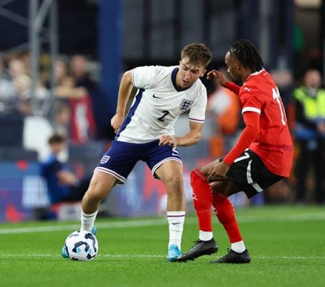 England Under 21 v Austria Under 21 International Friendly, Länderspiel, Nationalmannschaft Jack Hinshelwood of England Under 21 is closed down by Thierno Ballo of Austria Under 21 during the International Friendly match at Kenilworth Road, Luton UK Newspapers OUT Copyright: xAndyxSumnerx FIL-20592-0025