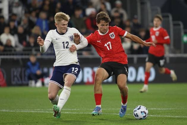 Luton, England, September 9th 2024: Lewis Hall (12 England U21, U 21 and Nikolas Veratschnig (17 Austria U21) fight for the ball during the friendly game between England U21 and Austria U21 at Kenilworth Road in Luton, England (Alexander Canillas SPP) Copyright: xAlexanderxCanillas SPPx spp-en-AlCa-0V1A8424