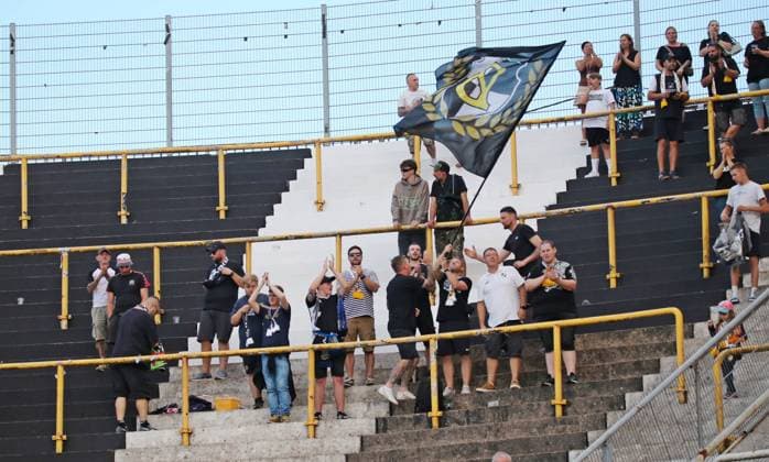 09 09 2024, xmohx, Fussball Schröder Liga Saar, Borussia Neunkirchen FC Palatia Limbach emspor, v l Fans Borussia Neunkirchen DFL DFB REGULATIONS PROHIBIT ANY USE OF PHOTOGRAPHS as IMAGE SEQUENCES and or QUASI VIDEO Neunkirchen