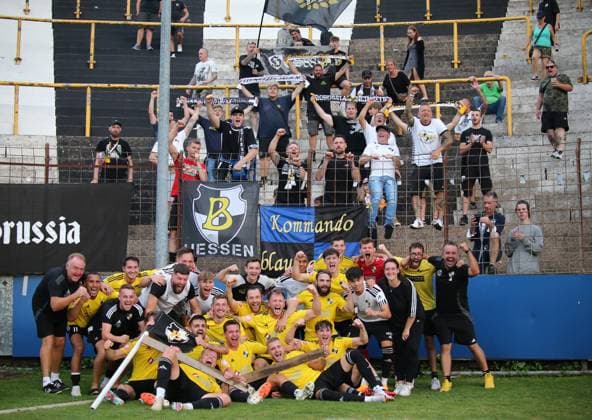 09 09 2024, xmohx, Fussball Schröder Liga Saar, Borussia Neunkirchen FC Palatia Limbach emspor, v l Jubelbild Borussia Neunkirchen mit den Fans DFL DFB REGULATIONS PROHIBIT ANY USE OF PHOTOGRAPHS as IMAGE SEQUENCES and or QUASI VIDEO Neunkirchen