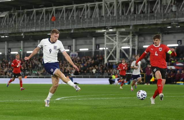 England Under 21 v Austria Under 21 International Friendly, Länderspiel, Nationalmannschaft Liam Delap of England Under 21 shoots at goal during the International Friendly match at Kenilworth Road, Luton UK Newspapers OUT Copyright: xAndyxSumnerx FIL-20592-0039