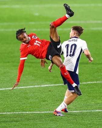 England gegen Österreich U21 09. September 2024, Luton Internationales Freundschaftsspiel Fußball England gegen Österreich U21 Thierno Ballo aus Österreich scheitert an James McAtee aus England Foto Jacques Feeney Abseits Luton UK  Copyright: xJacquesxFeeneyx xOffsidexOffside