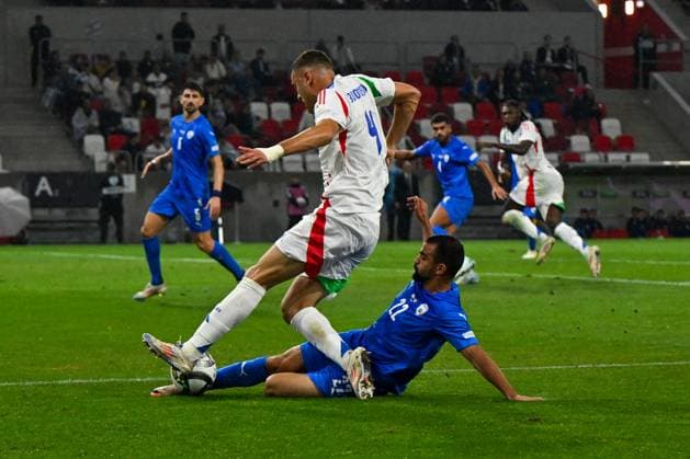 Budapest: Alessandro Buongiorno (Italy) in action against Denny Gropper (Israel) during the UEFA Nations League match between Italy vs. Israele on 9th September 2024 at the Bozsik Arena stadium in Budapest, Hungary - UEFA Nations League - Israel vs Italy  - ZUMAp169 20240909_zsa_p169_142 Copyright: xVincenzoxOrlando IPAxSportx