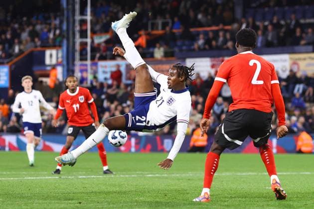 England gegen Österreich U21 09. September 2024, Luton Internationales Freundschaftsspiel Fußball England gegen Österreich U21 Jamie Gittens von England versucht einen Fallrückzieher Foto Jacques Feeney Abseits Luton UK  Copyright: xJacquesxFeeneyx xOffsidexOffside
