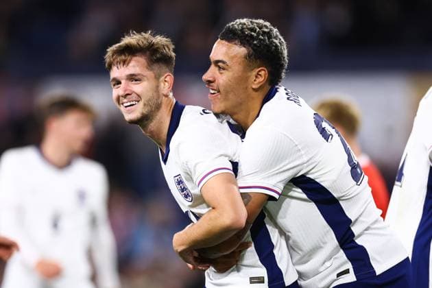 England gegen Österreich U21 09. September 2024, Luton Internationales Freundschaftsspiel Fußball England gegen Österreich U21 James McAtee von England feiert sein drittes Tor mit Morgan Rogers von England Foto Jacques Feeney Abseits Luton UK  Copyright: xJacquesxFeeneyx xOffsidexOffside