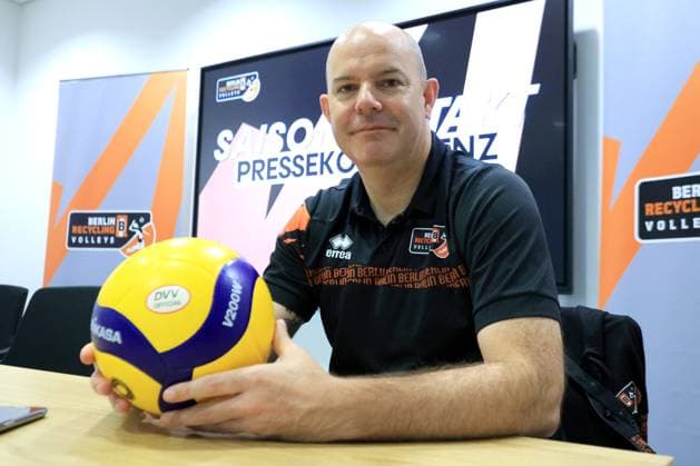 DEU, DVV, 1 VBL, BR Volleys, season kick-off press conference, 10 09 2024, Berlin, Berlin, DEU, DVV, 1 VBL, BR Volleys, season kick-off press conference, in the picture Managing Director Kaweh Niroomand, Head Coach Joel Banks Photo Juergen Engler nordphoto GmbH nordphotoxGmbHx xEngler nph00076