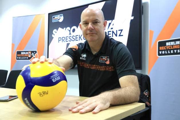 DEU, DVV, 1 VBL, BR Volleys, season kick-off press conference, 10 09 2024, Berlin, Berlin, DEU, DVV, 1 VBL, BR Volleys, season kick-off press conference, in the picture Managing Director Kaweh Niroomand, Head Coach Joel Banks Photo Juergen Engler nordphoto GmbH nordphotoxGmbHx xEngler nph00076