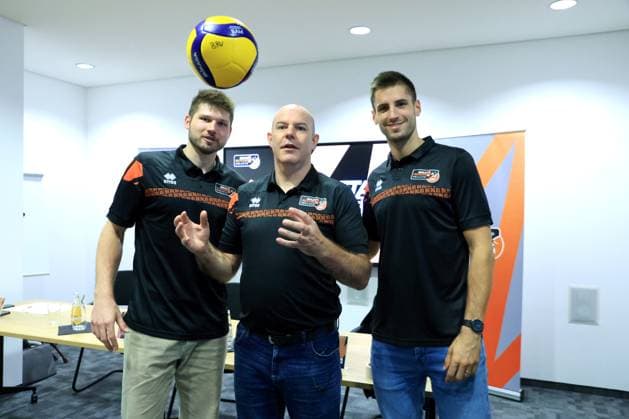 DEU, DVV, 1 VBL, BR Volleys, season kick-off press conference, 10 09 2024, Berlin, Berlin, DEU, DVV, 1 VBL, BR Volleys, season kick-off press conference, in the picture Ruben Scott and Moritz Reichert, head coach Joel Banks Photo Juergen Engler nordphoto GmbH nordphotoxGmbHx xEngler nph00076