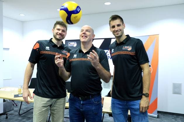 DEU, DVV, 1 VBL, BR Volleys, season kick-off press conference, 10 09 2024, Berlin, Berlin, DEU, DVV, 1 VBL, BR Volleys, season kick-off press conference, in the picture Ruben Scott and Moritz Reichert, head coach Joel Banks Photo Juergen Engler nordphoto GmbH nordphotoxGmbHx xEngler nph00076