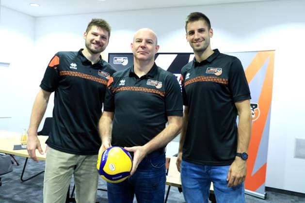 DEU, DVV, 1 VBL, BR Volleys, season kick-off press conference, 10 09 2024, Berlin, Berlin, DEU, DVV, 1 VBL, BR Volleys, season kick-off press conference, in the picture Ruben Scott and Moritz Reichert, head coach Joel Banks Photo Juergen Engler nordphoto GmbH nordphotoxGmbHx xEngler nph00076