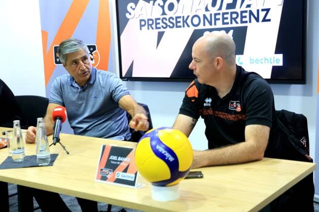 DEU, DVV, 1 VBL, BR Volleys, season kick-off press conference, 10 09 2024, Berlin, Berlin, DEU, DVV, 1 VBL, BR Volleys, season kick-off press conference, in the picture Managing Director Kaweh Niroomand, Head Coach Joel Banks Photo Juergen Engler nordphoto GmbH nordphotoxGmbHx xEngler nph00076