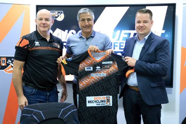 DEU, DVV, 1 VBL, BR Volleys, season kick-off press conference, 10 09 2024, Berlin, Berlin, DEU, DVV, 1 VBL, BR Volleys, season kick-off press conference, in the picture Managing Director Kaweh Niroomand, Head Coach Joel Banks, Sponsor Bechtle Foto Juergen Engler nordphoto GmbH nordphotoxGmbHx xEngler nph00076