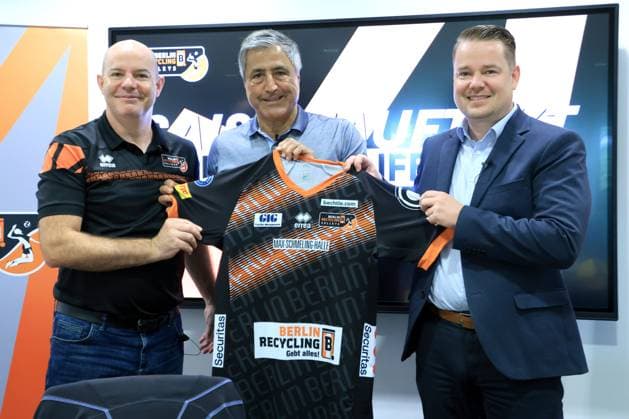 DEU, DVV, 1 VBL, BR Volleys, season kick-off press conference, 10 09 2024, Berlin, Berlin, DEU, DVV, 1 VBL, BR Volleys, season kick-off press conference, in the picture Managing Director Kaweh Niroomand, Head Coach Joel Banks, Sponsor Bechtle Foto Juergen Engler nordphoto GmbH nordphotoxGmbHx xEngler nph00076