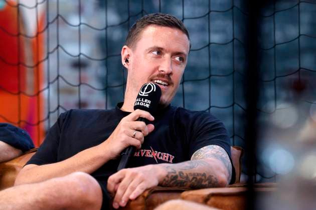 Fußballspieler Max Kruse, Team-Owner des Team Hollywood United, kommentiert das Spiel seines Teams beim 8. Spieltag der Baller League in der Motorworld. Köln, 09.09.2024 NRW Deutschland *** Soccer player Max Kruse, Team Owner of Team Hollywood United, comments on his teams game at the 8th matchday of the Baller League at Motorworld Cologne, 09 09 2024 NRW Germany Copyright: xChristophxHardtx