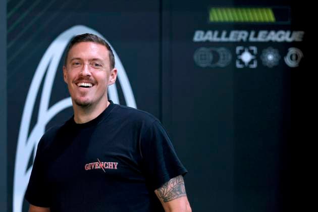 Fußballspieler Max Kruse, Team-Owner des Team Hollywood United, kommentiert das Spiel seines Teams beim 8. Spieltag der Baller League in der Motorworld. Köln, 09.09.2024 NRW Deutschland *** Soccer player Max Kruse, Team Owner of Team Hollywood United, comments on his teams game at the 8th matchday of the Baller League at Motorworld Cologne, 09 09 2024 NRW Germany Copyright: xChristophxHardtx