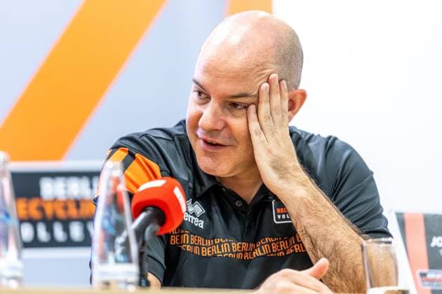 10 09 24, Berlin, Volleyball, Berlin Recycling Volleys BR Volleys season opener press conference Coach Joel Banks of the Berlin Volleys speaks at the press conference BR Volleys season opener press conference