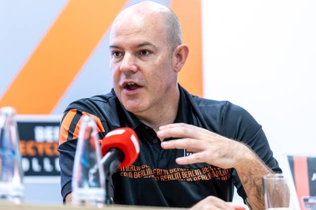 10 09 24, Berlin, Volleyball, Berlin Recycling Volleys BR Volleys season opener press conference Coach Joel Banks of the Berlin Volleys speaks at the press conference BR Volleys season opener press conference
