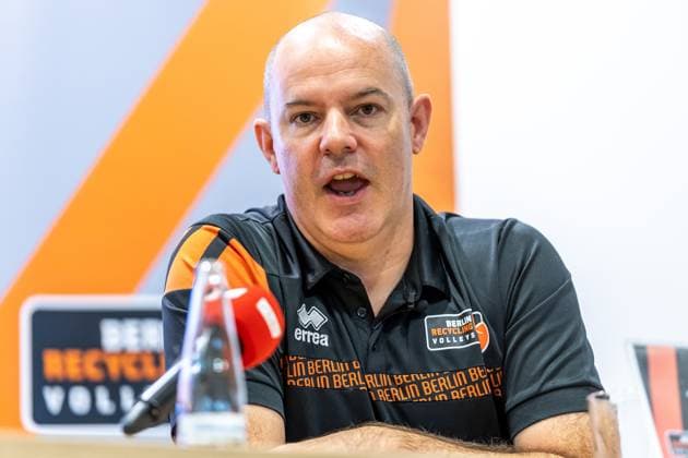 10 09 24, Berlin, Volleyball, Berlin Recycling Volleys BR Volleys season opener press conference Coach Joel Banks of the Berlin Volleys speaks at the press conference BR Volleys season opener press conference